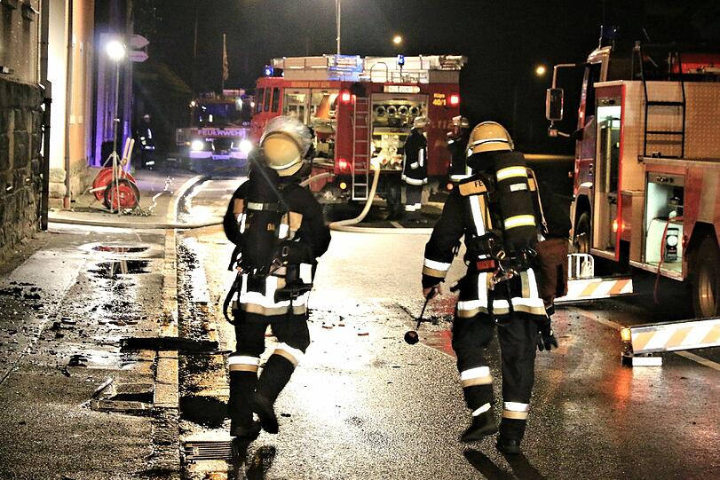 Ein Mann in Küps hat mit einer Zigarette seine Wohnung in Brand gesetzt - die Bilder vom Feuerwehreinsatz.