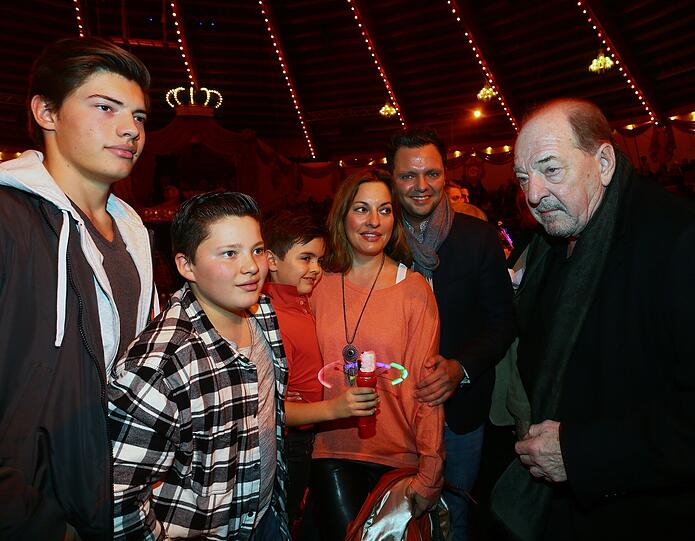 Julia Dahmen mit Familie und Ralph Siegel