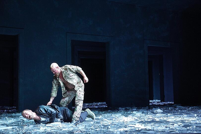 Nils Strunk (Hippolyt) und Aurel Manthei (Theseus).