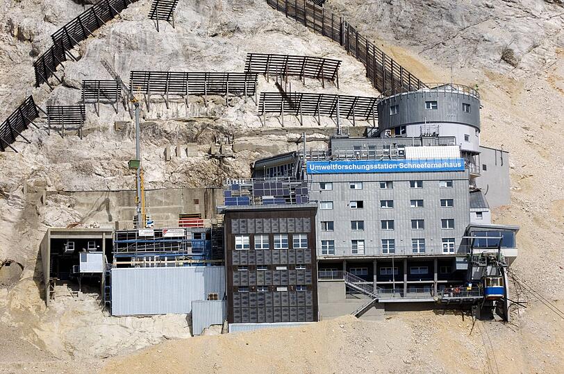 Zugspitze Das in den Fels gebaute Schneefernerhaus mit Lawinensicherungen.