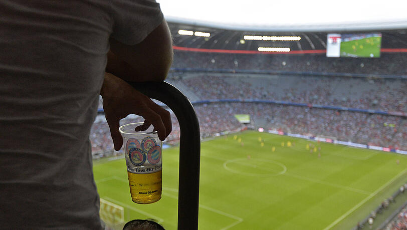 Ab der kommenden Saison darf in der Champions League alkoholhaltiges Bier ausgeschenkt werden. Ab der kommenden Saison darf in der Champions League alkoholhaltiges Bier ausgeschenkt werden.
