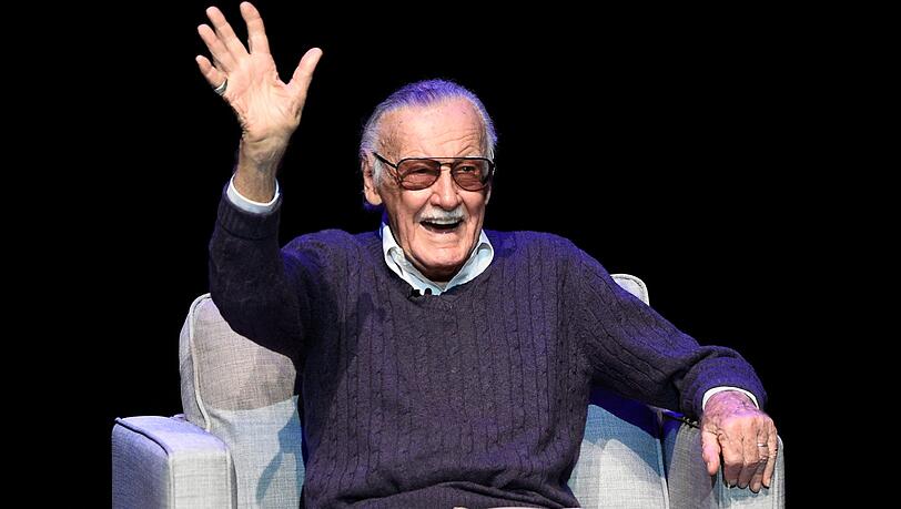Stan Lee, Erfinder von Comicfiguren wie "Spider-Man" und "Iron Man", winkt während der Gala "Extraordinary: Stan Lee" zu seinen Ehren. Stan Lee, Erfinder von Comicfiguren wie "Spider-Man" und "Iron Man", winkt während der Gala "Extraordinary: Stan Lee" zu seinen Ehren.
