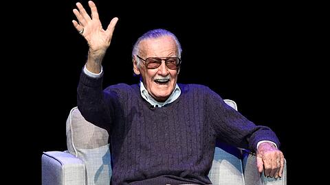 Stan Lee, Erfinder von Comicfiguren wie "Spider-Man" und "Iron Man", winkt während der Gala "Extraordinary: Stan Lee" zu seinen Ehren.