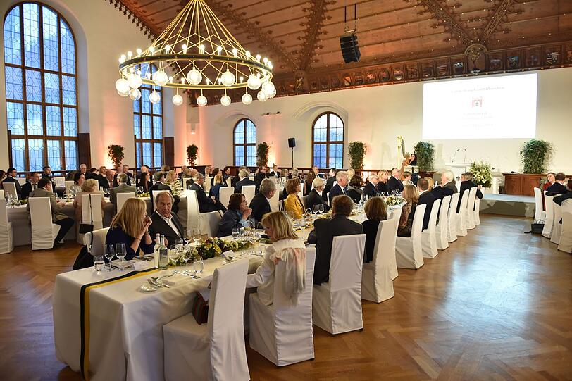 Die Verleihung des Ehrenbürgerrechts der Landeshauptstadt München fand im Alten Rathaus statt.