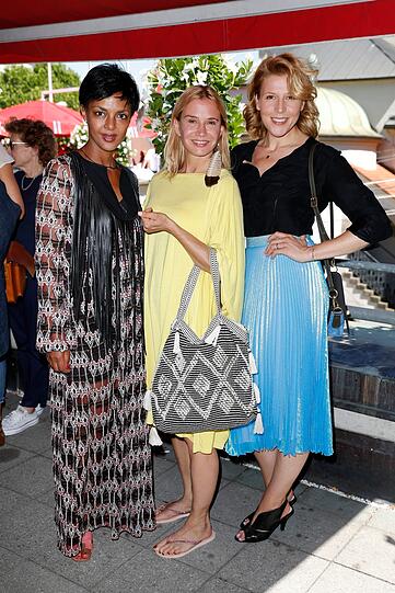 Die Drei von der Sonnenstelle (v. l.): Dennenesch Zoudé, Nadeshda Brennicke und Franziska Weisz luftig und stilvoll bei Constantin Film.