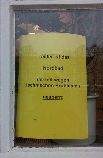 ...und "wegen technischen Problemen": Mit diesen kleinen Plakaten werden Besucher auf die Schließung hingewiesen. Legionellen sind nicht erwähnt.