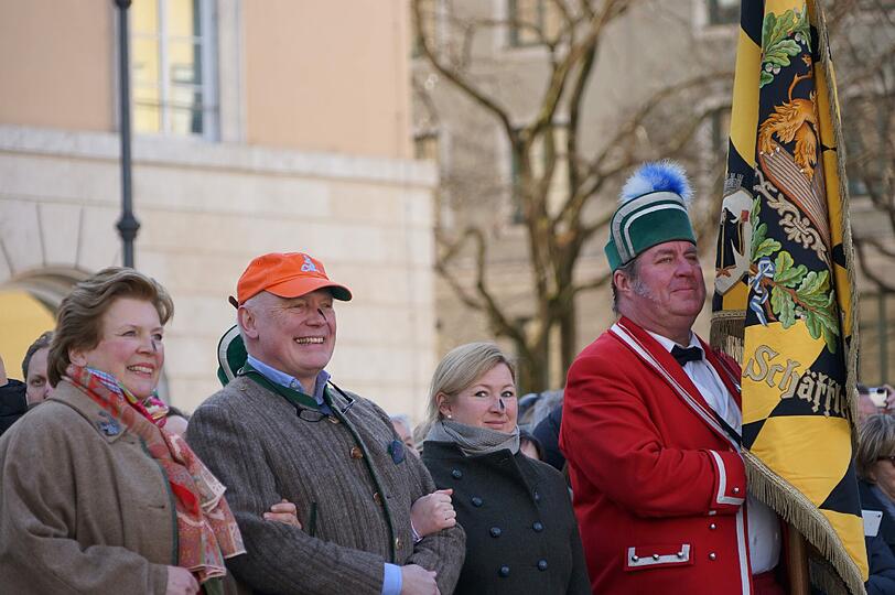Am Wittelsbacher Platz tanzten die Schäffler auf Einladung von Peter Ed Meier (zweiter von links).
