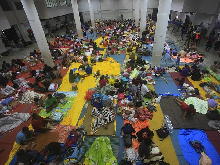 Menschen schlafen in einem Evakuierungszentrum. Beliebte Touristenorte in Thailand wappnen sich für den womöglich schlimmsten Sturm seit Jahrzehnten.