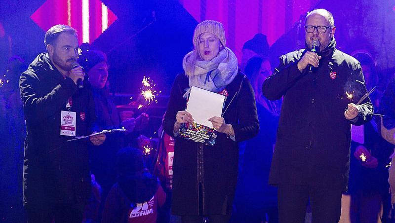 Danzigs Bürgermeister Pawel Adamowicz (r.) auf der Bühne, kurz bevor er von einem Messerangreifer verletzt wurde. Danzigs Bürgermeister Pawel Adamowicz (r.) auf der Bühne, kurz bevor er von einem Messerangreifer verletzt wurde.
