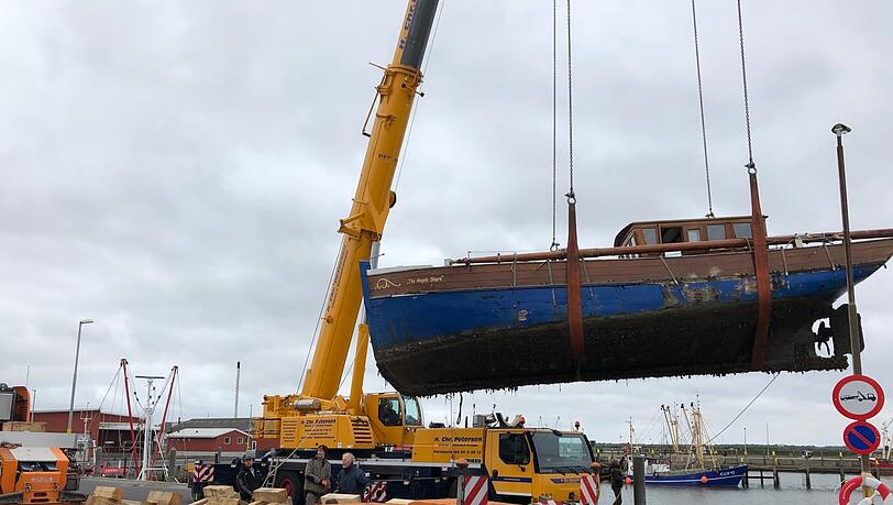 Der Kutter wird auf Sylt für den Transport nach Bayern verladen.