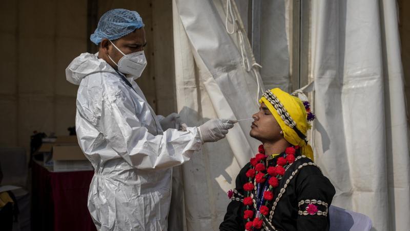Ein Mitarbeiter des Gesundheitswesens macht in Indiens Hauptstadt Neu-Delhi einen Abstrich für einen Corona-Test.