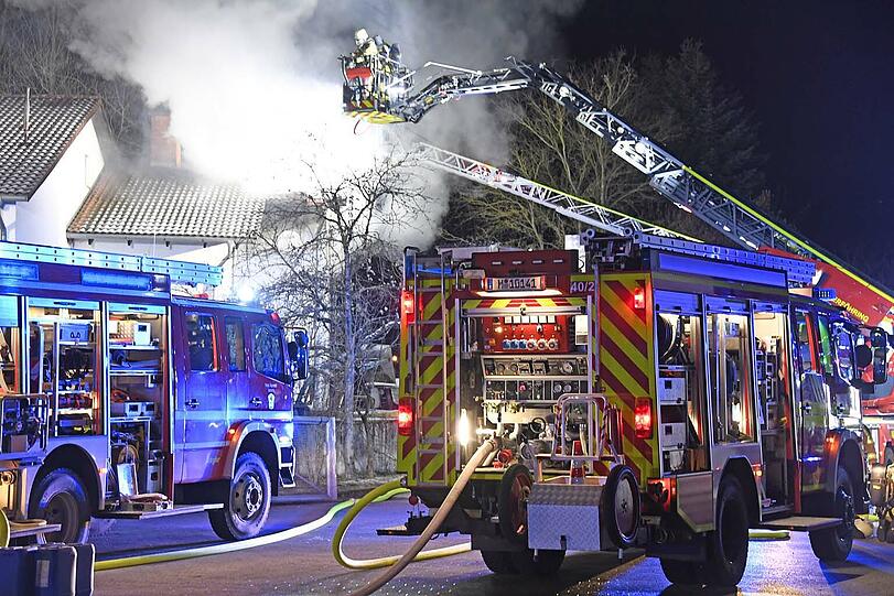 Der ausgedehnte Brand zerstörte kurz nach Mitternacht den Großteil eines Wohn- und Bürogebäudes in einem Gewerbegebiet in Ismaning.