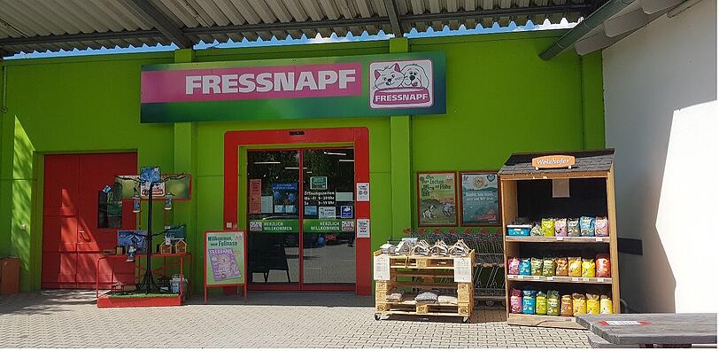 Der Fressnapf Markt in Ismaning ist ein kompakter Markt, der Ihnen als Tierfreund alles bietet was sie benötigen. Unser Team berät Sie gerne ausführlich bezüglich gesunder Tierernährung oder unterstützt Sie im Bereich Zubehör (Kratzartikel, Liegeplätze, Spielzeug etc.). Auf unserer monatlich wechselnden Aktionsfläche präsentieren wir Ihnen Neuheiten und Trendartikel oder aber auch Saisonartikel die Ihnen und Ihren Fellnasen das gemeinsame Leben erleichtern und verschönern werden.
