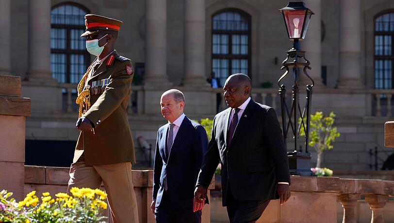 Bundeskanzler Olaf Scholz wird von Südafrikas Präsident Cyril Ramaphosa in Pretoria empfangen.