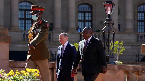 Bundeskanzler Olaf Scholz wird von Südafrikas Präsident Cyril Ramaphosa in Pretoria empfangen.