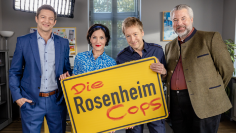 Derzeit laufen im ZDF Wiederholungen von "Die Rosenheim-Cops". Fans zeigen sich nun ganz emotional. Was hat Marisa Burger (2. v. l.) damit zu tun?