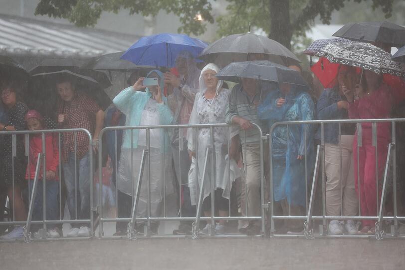 Etliche Schaulustige trotzen dem Wetter, um die Auffahrt der Prominenz zu beobachten.