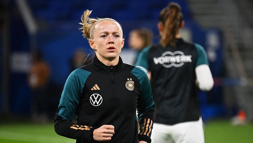 Deutschlands Lea Schüller wärmt sich vor Spielbeginn auf.