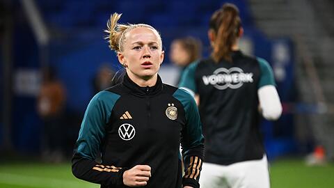 Deutschlands Lea Schüller wärmt sich vor Spielbeginn auf.