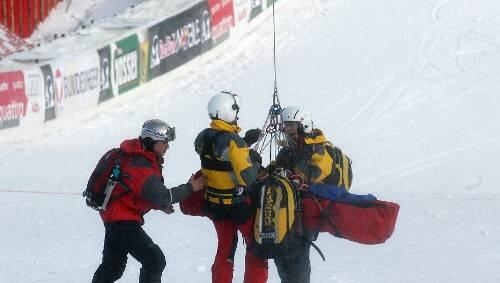 Nach dem Horrorsturz auf der Streif am 22. Januar wird Daniel Albrecht per Hubschrauber abtransportiert.