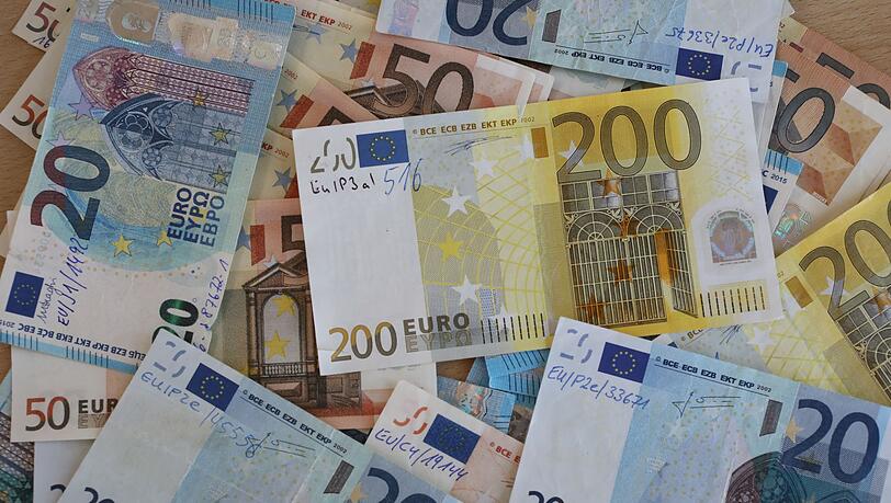Einsatzkräfte haben in einem Bremer Haus mehr als 1,5 Millionen Euro Falschgeld gefunden. (Symbolbild)