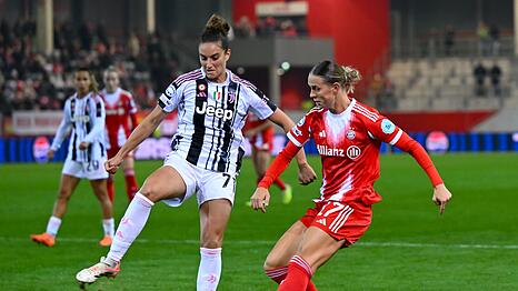 Bereitete das 1:0 vor: Bayerns Klara Bühl (r.).