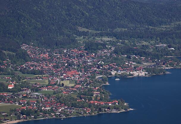 Blick auf die Ortschaft Bad Wiessee am Tourismus-Hotspot Tegernsee.