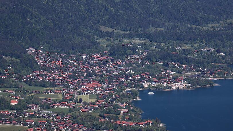 Blick auf die Ortschaft Bad Wiessee am Tourismus-Hotspot Tegernsee.