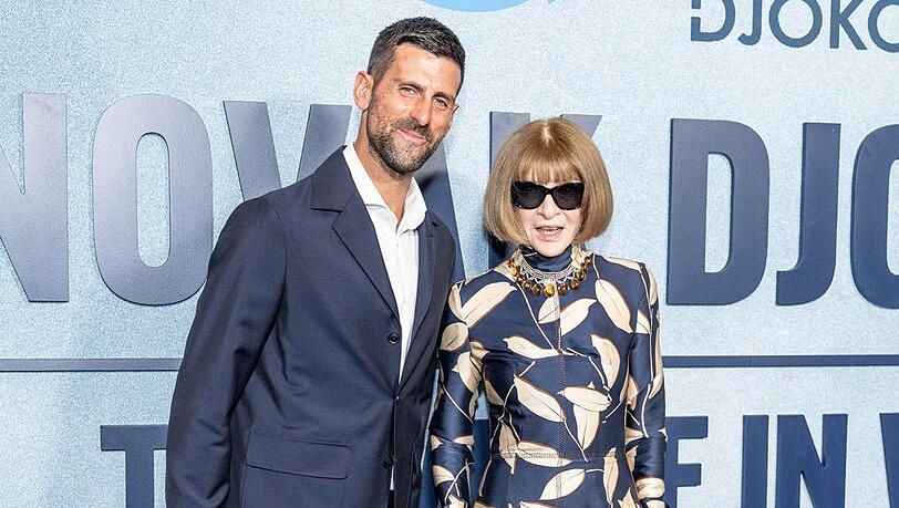 Novak Djokovic und Anna Wintour auf dem dunklen Premierenteppich. Novak Djokovic und Anna Wintour auf dem dunklen Premierenteppich.