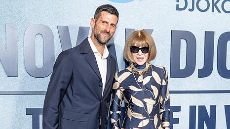 Novak Djokovic und Anna Wintour auf dem dunklen Premierenteppich.