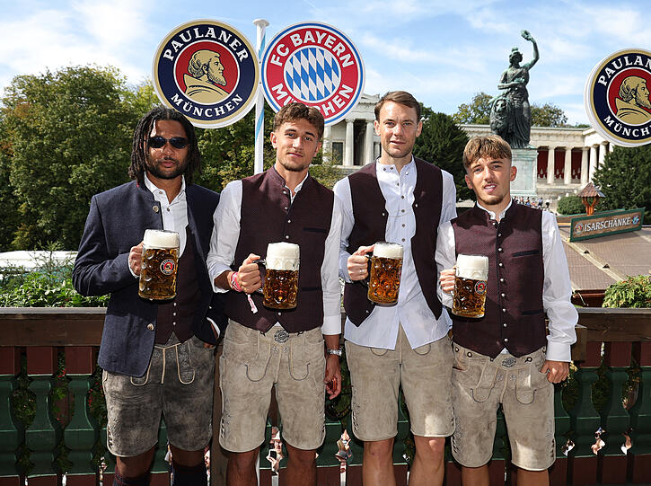 Serge Gnabry, Tom Bischof, Manuel Neuer und Lennart Karl. Serge Gnabry, Tom Bischof, Manuel Neuer und Lennart Karl.