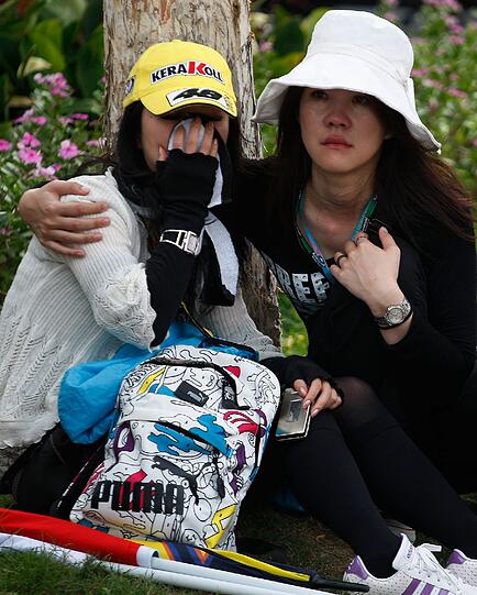 Trauernde Fans am Rande des Sepang International Circuit.