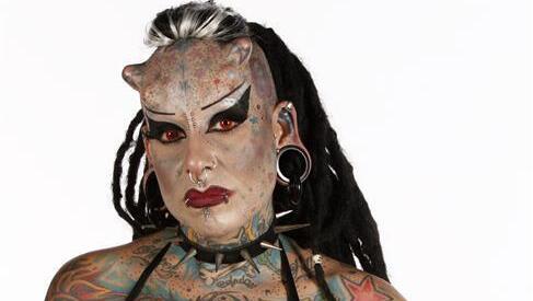 Nimmt sich eines AZ-Lesers an: "Vampire Woman". Nimmt sich eines AZ-Lesers an: "Vampire Woman".