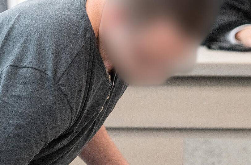 Der Angeklagte Christian A. nimmt im Landgericht in Ingolstadt (Bayern) Platz. Der 25-Jährige soll seine schwangere Freundin getötet haben.