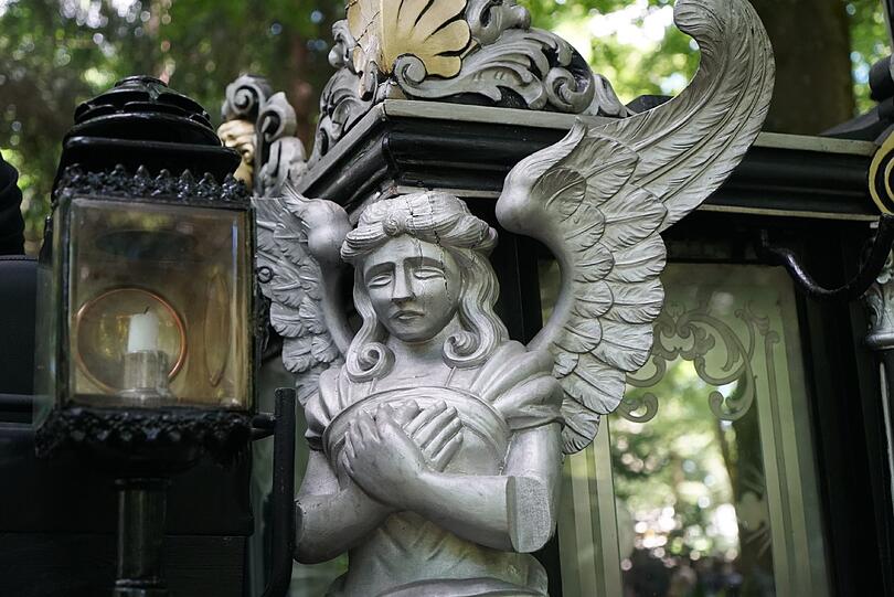 Der rosa-geschmückte Sarg von Christel Sembach-Koch wurde von vier Schimmeln zum Mausoleum der Familie gebracht.