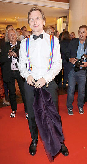 Verrückt? Mutig! Lars Eidinger trägt lila Samtanzüge oder diese Regenbogen-Hosenträger. Top!