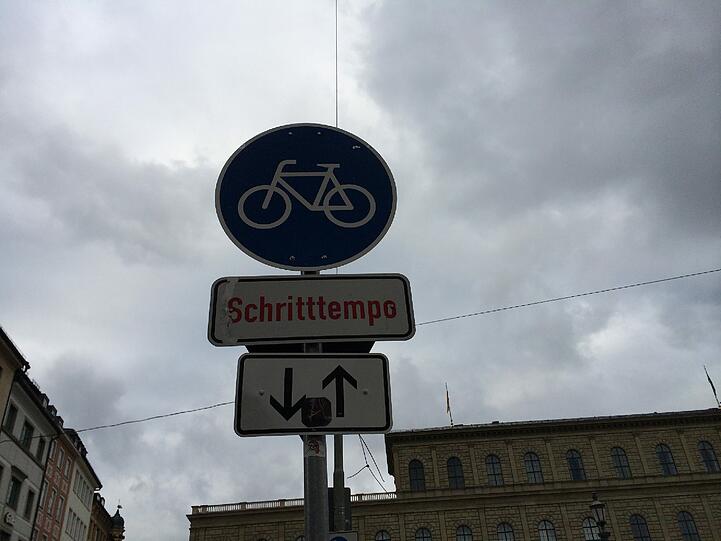 Radler werden lediglich aufgefordert, im Schritttempo zu fahren.
