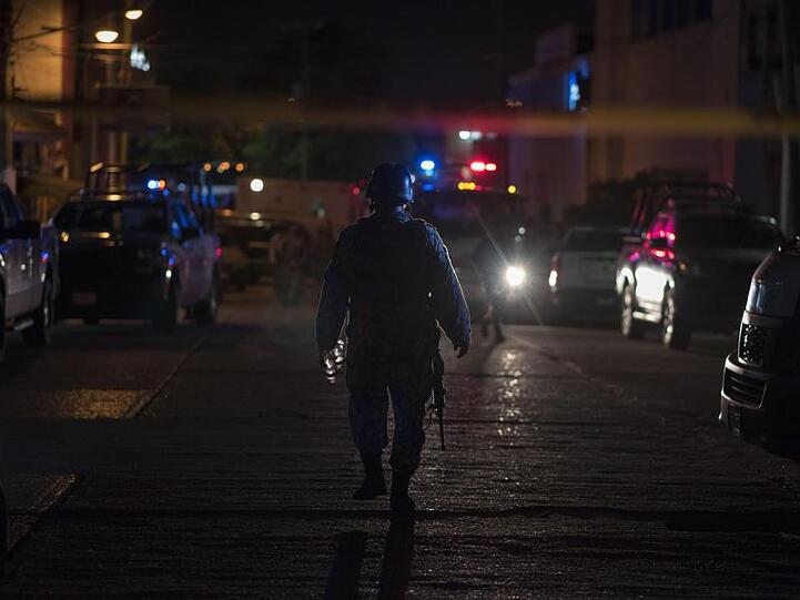 Ein Polizist patrouilliert in der Nähe des Nachtclubs, in dem bei einem mutmaßlichen Brandanschlag mindestens 23 Menschen gestorben sind.
