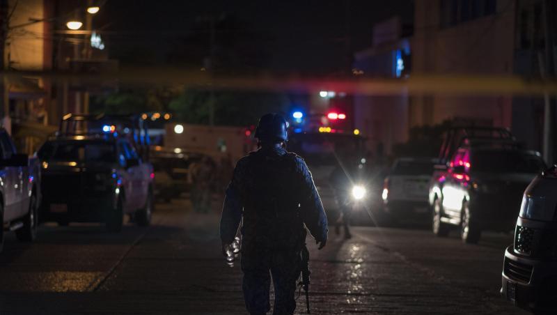 Ein Polizist patrouilliert in der Nähe des Nachtclubs, in dem bei einem mutmaßlichen Brandanschlag mindestens 23 Menschen gestorben sind. Ein Polizist patrouilliert in der Nähe des Nachtclubs, in dem bei einem mutmaßlichen Brandanschlag mindestens 23 Menschen gestorben sind.