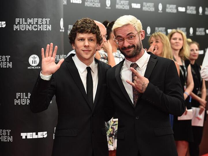 Jesse Eisenberg (l) und Regisseur Riley Stearns stellen ihren Film "The Art of Self-Defense" vor.