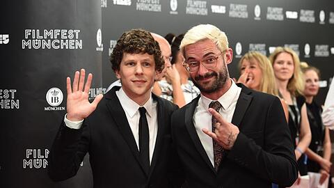 Jesse Eisenberg (l) und Regisseur Riley Stearns stellen ihren Film "The Art of Self-Defense" vor.