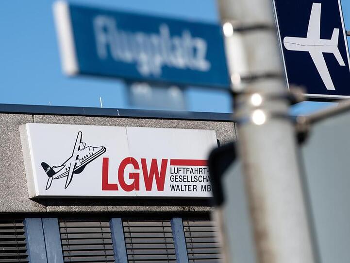 Das Logo der Luftfahrtgesellschaft Walter (LGW) an einem Gebäude des Flughafen Dortmund Airport.