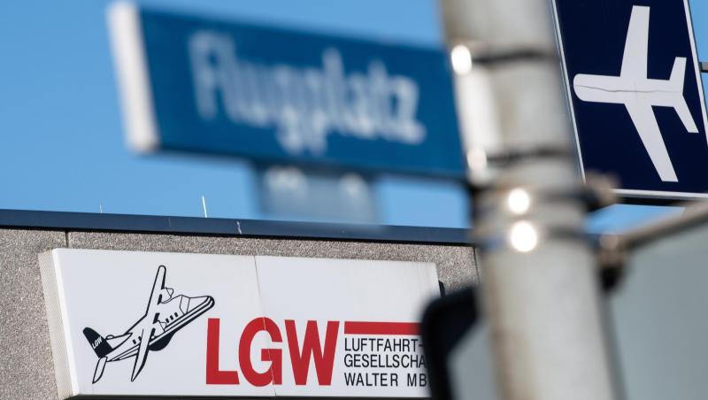Das Logo der Luftfahrtgesellschaft Walter (LGW) an einem Gebäude des Flughafen Dortmund Airport. Das Logo der Luftfahrtgesellschaft Walter (LGW) an einem Gebäude des Flughafen Dortmund Airport.