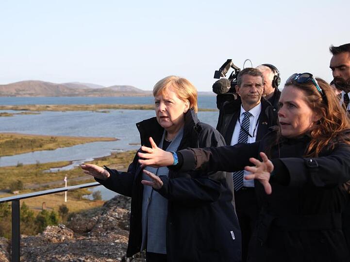 Noch einmal in der Rolle der "Klimakanzlerin"? Angela Merkel im Thingvellir-Nationalpark mit der isländischen Ministerpräsidentin Katrín Jakobsdóttir (r.).