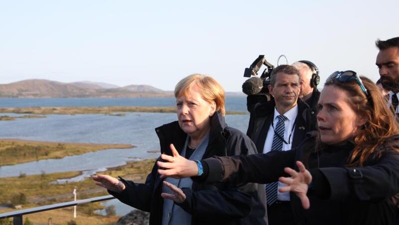 Noch einmal in der Rolle der "Klimakanzlerin"? Angela Merkel im Thingvellir-Nationalpark mit der isländischen Ministerpräsidentin Katrín Jakobsdóttir (r.). Noch einmal in der Rolle der "Klimakanzlerin"? Angela Merkel im Thingvellir-Nationalpark mit der isländischen Ministerpräsidentin Katrín Jakobsdóttir (r.).