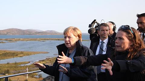 Noch einmal in der Rolle der "Klimakanzlerin"? Angela Merkel im Thingvellir-Nationalpark mit der isländischen Ministerpräsidentin Katrín Jakobsdóttir (r.).