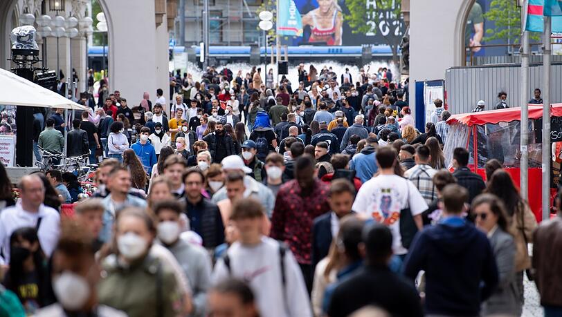 Wieder ziemlich viele Menschen in der Altstadt.