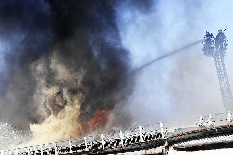 Die Feuerwehr konnte ein Abbrennen des Supermarktes nicht verhindern. Die Bilder vom Einsatzort.
