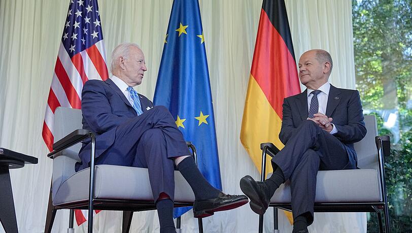 Bundeskanzler Olaf Scholz (SPD), sitzt neben US-Präsident Joe Biden (l).