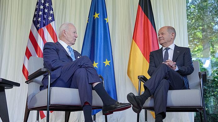 Bundeskanzler Olaf Scholz (SPD), sitzt neben US-Präsident Joe Biden (l).